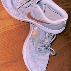 Nike Flex Women’s running shoes. Size 8.5. Wolf grey/rose gold